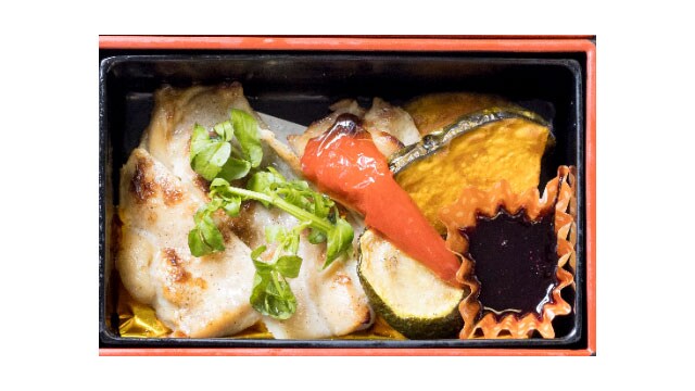 脂質の少ないチキンとサラダにしたおからでしっかりタンパク質を摂取。なお、おからサラダには肝臓にも良いとされるブロッコリースプラウトが入っている。