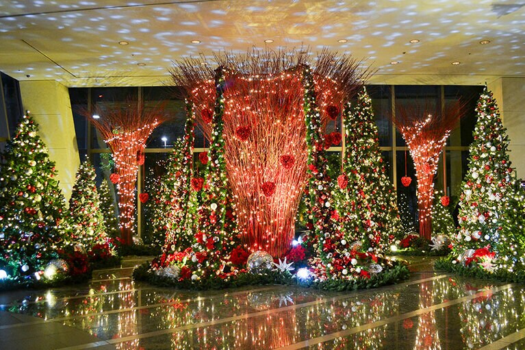 華やかなクリスマスツリースペース。