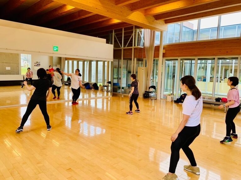 阿部さんの指導でZUMBAを楽しむロコ・ソラーレ（2020年11月撮影／写真提供：阿部佳奈子）