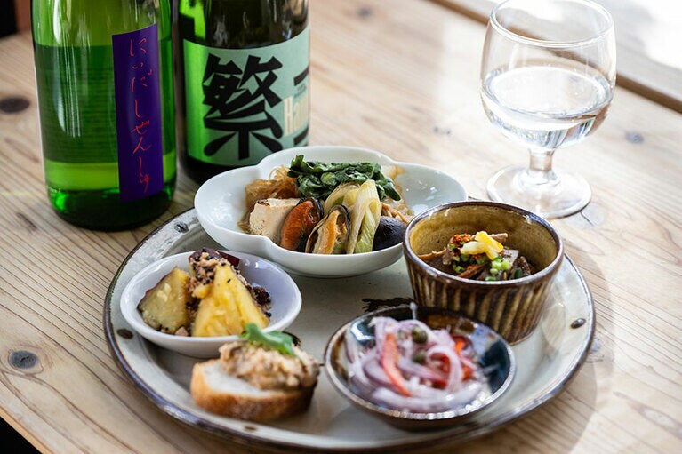 イベント当日は、発酵おつまみプレートも振る舞われた。寺田本家、仁井田本家の発酵食品、千葉県産不耕起有機大豆の玄米味噌も使用。