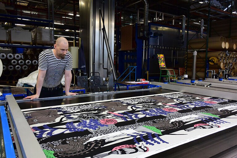 マリメッコのプリント工場で検品をするスタッフ。