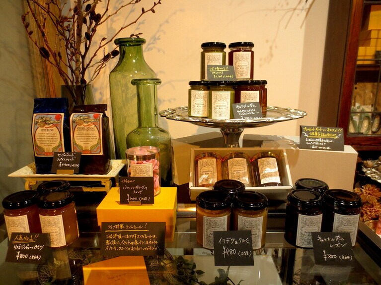 シェフ特製のコンフィチュール、焼き菓子、クッキースコーンなどを、1階で販売。