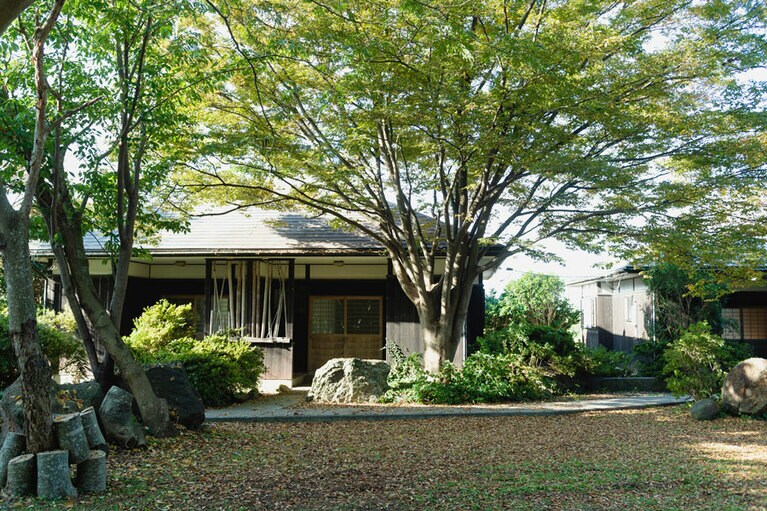 母屋からすぐのところにある離れ。