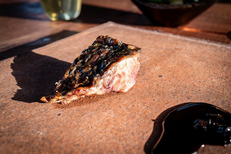 「佐久鯉の薪焼き　パミスだれ」弾力のある力強い肉質に野生を感じた。（撮影：石川博也）