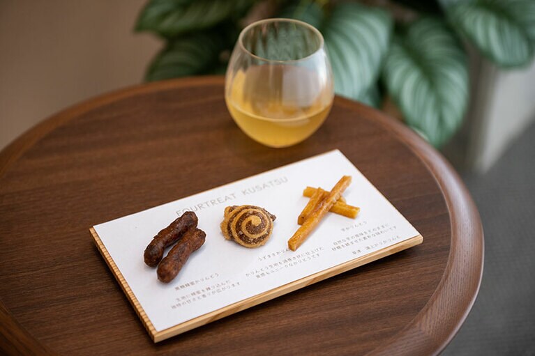 ウェルカムフードとして提供されている「かりんとう」は草津温泉街の「湯上がりかりんと」で購入が可能。お気に入りの味を探してみて。