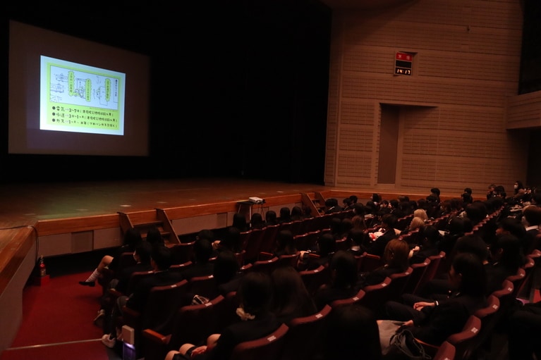 アベさんは防災士として数々のセミナーを開催。写真は飛鳥未来きずな高等学校高崎キャンパスで開催された防災セミナーの様子。イラストやマンガを使用したプレゼンテーションがわかりやすいと好評だ。