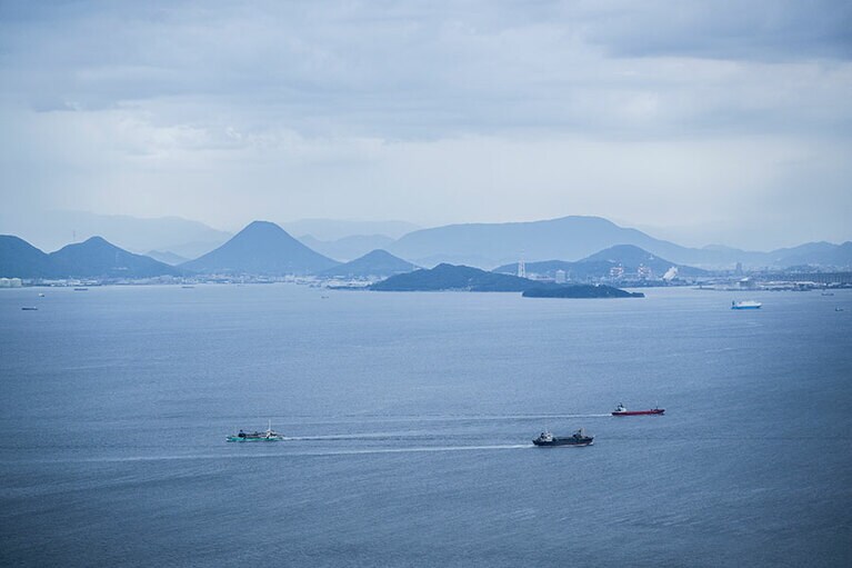 夕方の風景。四国の美しい山々が霞んでみえる。
