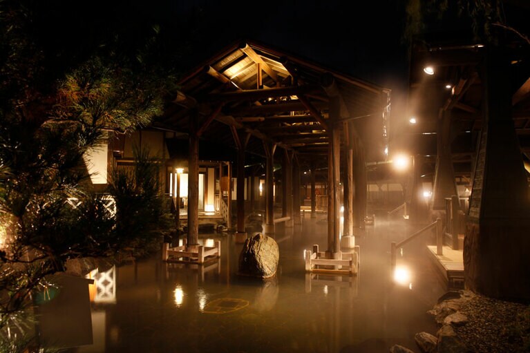 その大きさでギネスブックにも登録されたことがある、大露天風呂「江戸情話与市」。