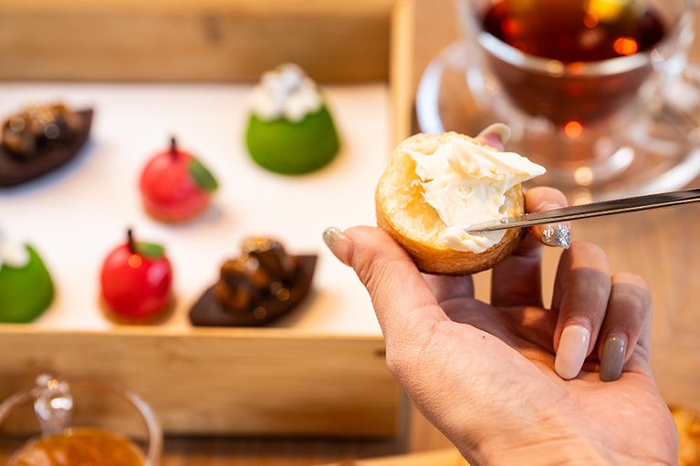バーラウンジ「シルバ」で人気のアフタヌーンティー。ゆったり楽しんでほしいと、スコーンを温め直すサービスもヒルトンならでは。