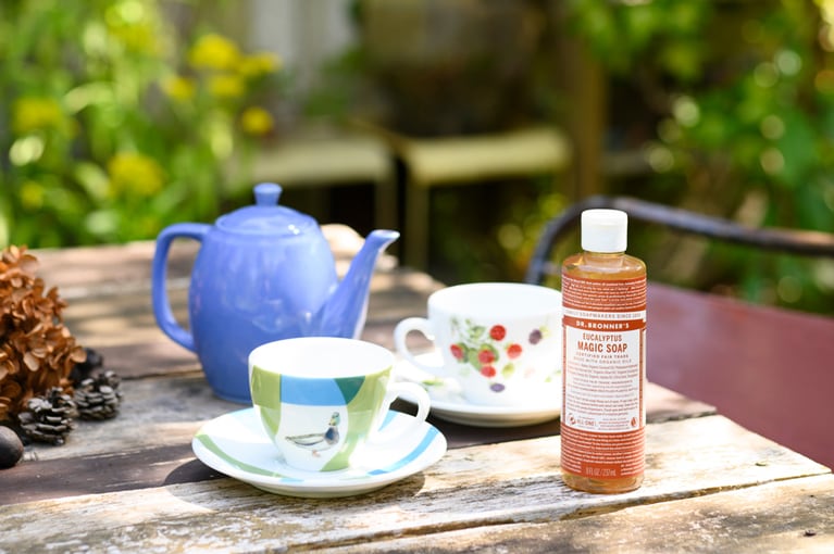 荷物がかさばるアウトドアには、何役もこなすマジックソープが1本あればOK。