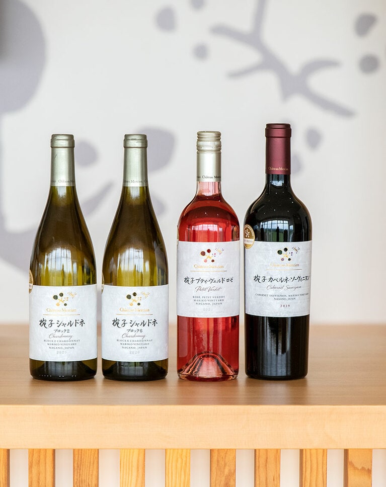 同一品種の畑の区画ごとのワインを飲み比べてみるのも楽しい。左から“椀子シャルドネブロック2” “椀子シャルドネブロック6” 各5,000円、ここでしか購入できない“椀子プティ・ヴェルド ロゼ” 3,500円、“椀子カべルネ・ソーヴィニヨン” 10,000円。