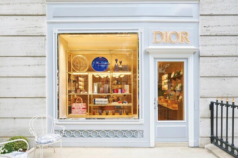 パリにあるメゾンブティック本店。18世紀を想起させるモールディングの縁取りがエレガント。©Adrien Dirand