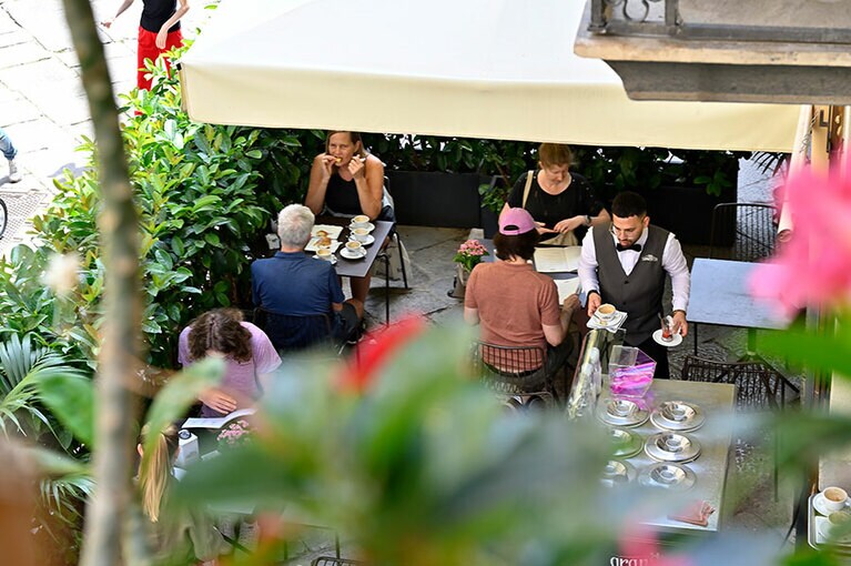 石畳のテラス席で、ゆったりと。