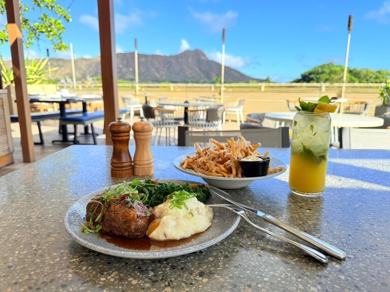 「デック」のハッピーアワーメニュー、トリュフフライ（9ドル）、牛ショートリブの蒸し煮（29ドル）、モクテル「モーニング・グローリー」（12ドル）。