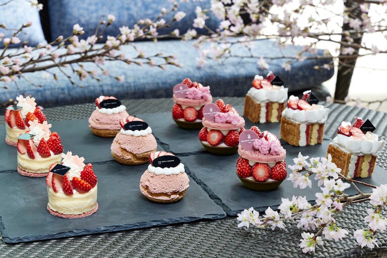 “桜ケーキコレクション”のイメージ。写真左は、口どけのよいクリームチーズの上に桜風味のシャンティークリームとフレッシュいちごをのせて仕上げ、クリームの濃厚さと酸味、甘みが調和した「桜チーズケーキ」テイクアウト1,300円（税込）、イートイン1,600円（税・サ込）。