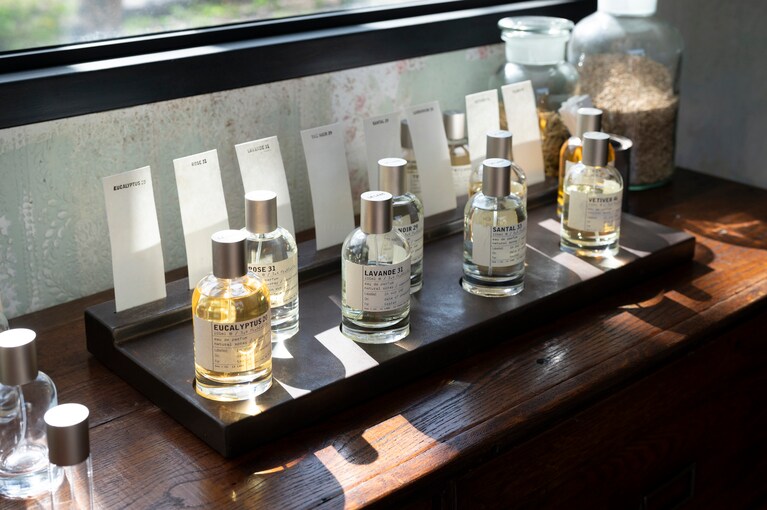 新緑に包まれながら香りと向き合う。移動する店舗ならではの「ル ラボ オン ウィールズ」を軽井沢で体験