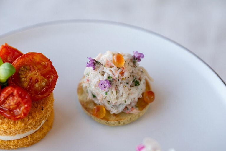 「ズワイ蟹のマリネ オーロルソース いくら」。