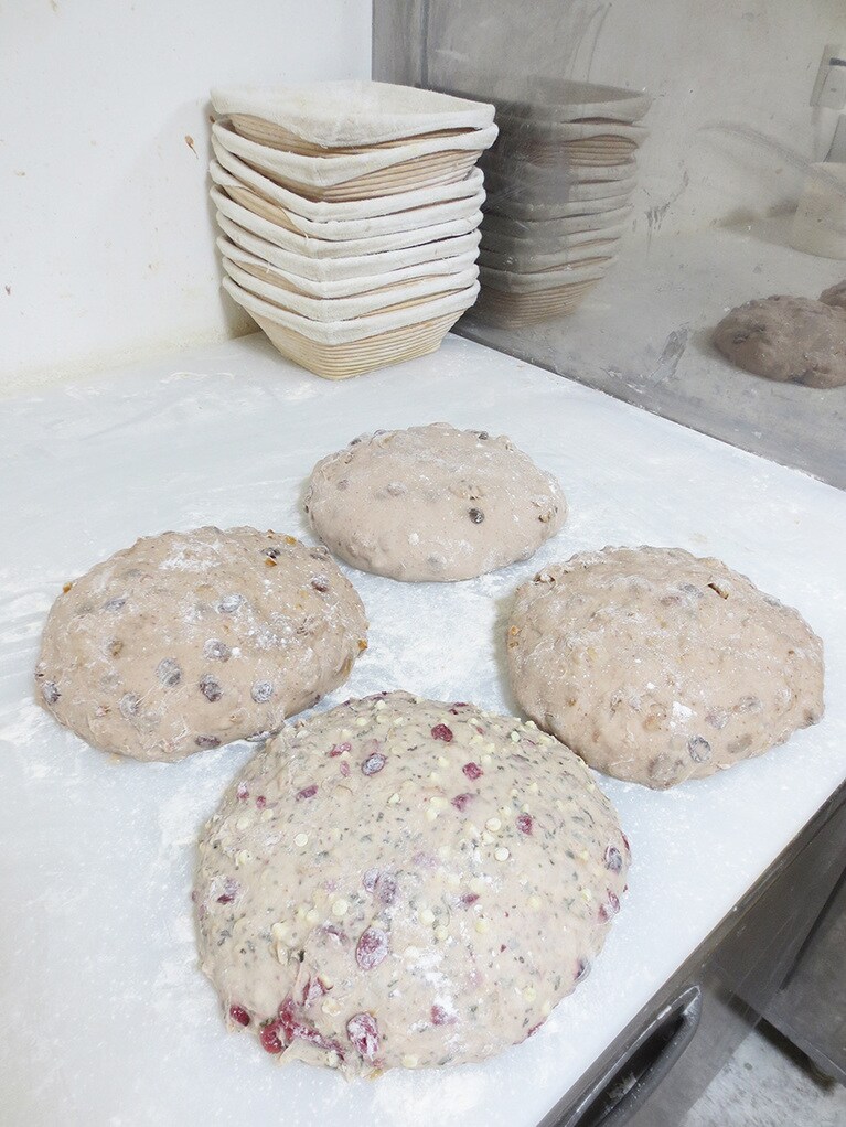 仕込み中のパン生地。2kgの大きな塊。