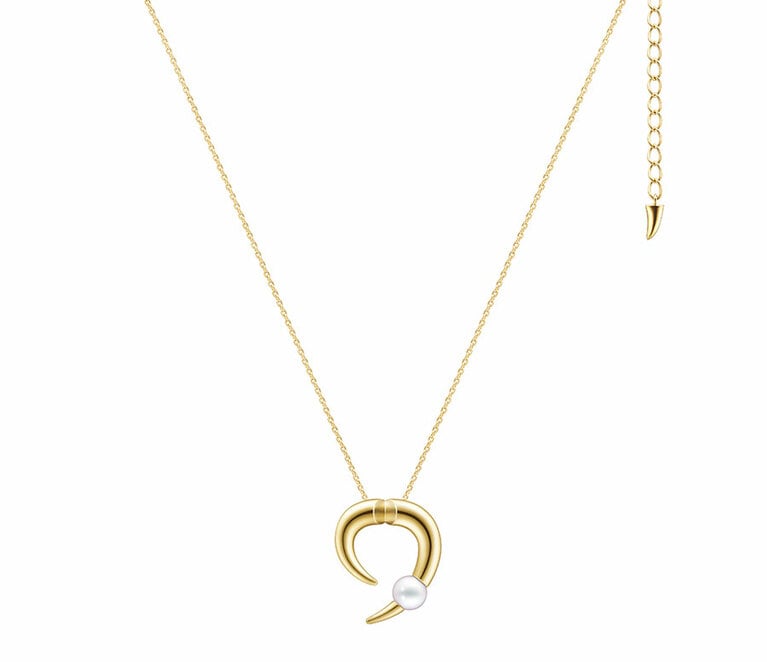 デインジャーホーン プラス ネックレス（YG／あこや真珠）484,000円。