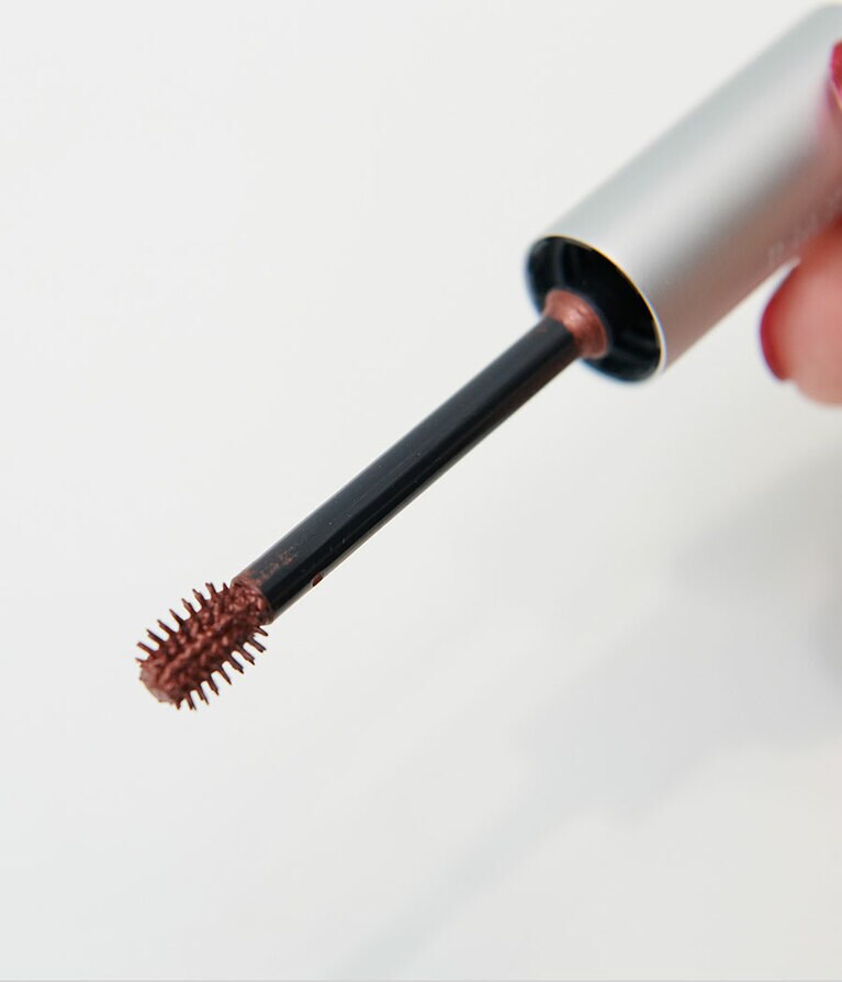 「Wアイブロウカラーズ04(レッドブラウン)」。