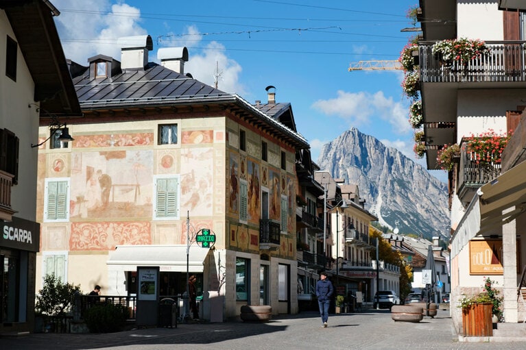 壁一面にフレスコ画が描かれた建物。街並みも可愛らしく、散策も楽しい。