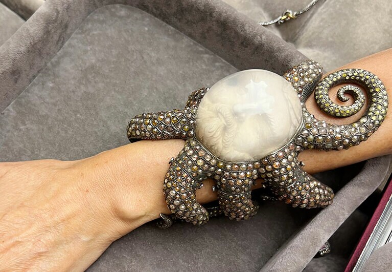 タコの足が這っているかのようなブレスレット。中央にはギリシャ神話に出てきそうな男性の顔がある。