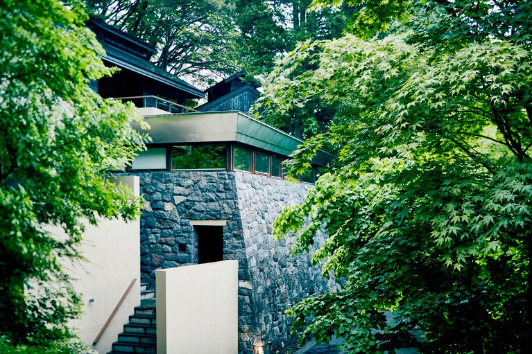 斜面に沿って建つ「山路地の部屋」。石垣には、工事の際に地中から出てきた浅間石が使われている。