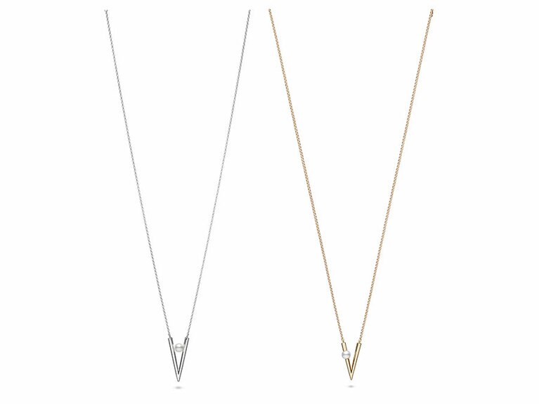 左)「ペンダント」アコヤ真珠、SIL製、全長約64cm 77,000円。右)「ペンダント」アコヤ真珠、YGK製、全長約67cm 352,000円。