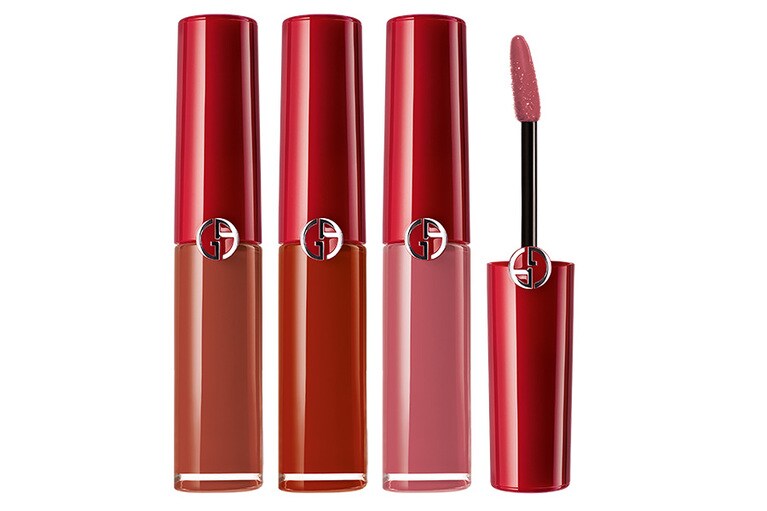 アルマーニのモノグラムが光るすっきりとしたフォルム。「リップ マエストロ ミニセット SET 2」 6,700円(限定発売)。セット内容：左から「リップ マエストロ #200」3.5ml、「リップ マエストロ #405」3.5ml、「リップ マエストロ #501」3.5ml。