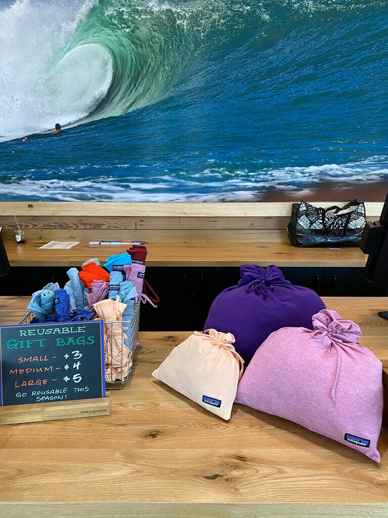 自分用にも欲しい。巾着タイプのギフトバッグ 5ドル(L)、４ドル(M)、3ドル(S)。