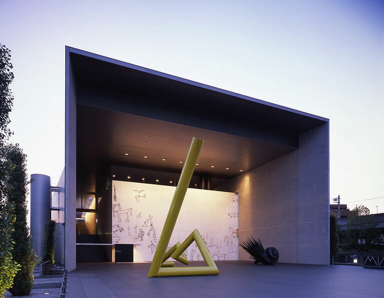 70年におよぶ猪熊弦一郎の画業を広く世間に知らしめるとともに、市民の芸術文化の振興を使命としている丸亀市猪熊弦一郎現代美術館。(撮影：山本糾)