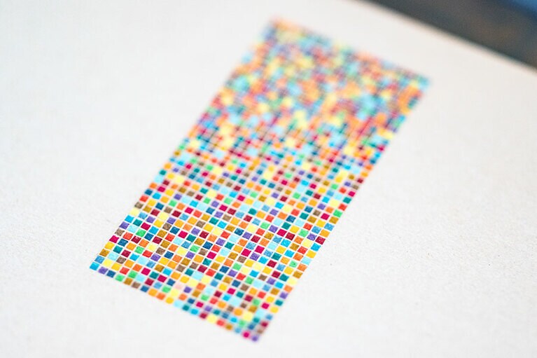 1mm角に切りだした紙片800枚を嵌め込んだ“モザイク（参考作品）”。額装したタイプなどもある。