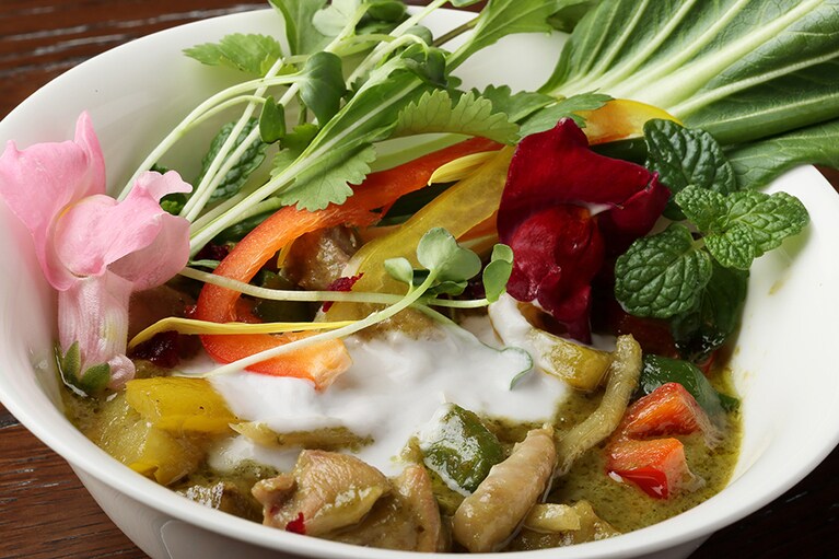 カレーには葉野菜やエディブルフラワーものっていて、見た目も美しい。