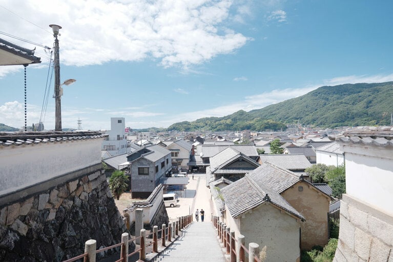 【竹原】竹原へは、山陽新幹線三原駅で在来線に乗り換えて約40分。広島空港からは、車で約25分。