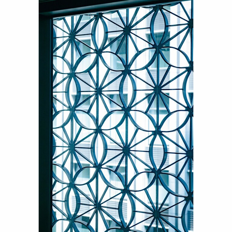 建物の外壁を覆う金属製の装飾は、麻の葉模様を変化させた「麻の葉くずし」。オフィス街になじみつつ、さりげなく江戸の趣を漂わせている。