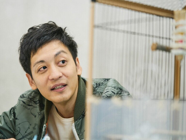 普段ヨーコちゃんが体を寄せて寝ているのは写真右に吊るされているもの。食べられるおもちゃだそうです。