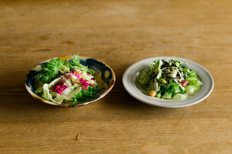 民藝のうつわならではの力強さや温もりが、いつものサラダを素敵に変える。