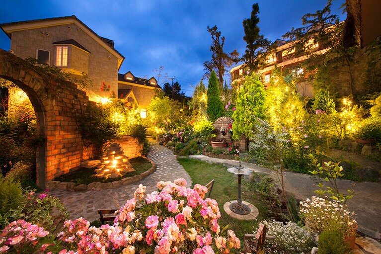 バラやラベンダーなど、四季の花に彩られる庭園が素敵な小さなリゾート｡