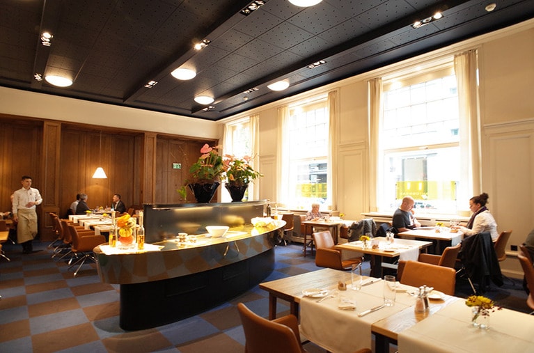 「ヒルトル」の1階のダイニング。こちらはメニューからオーダーするスタイル。