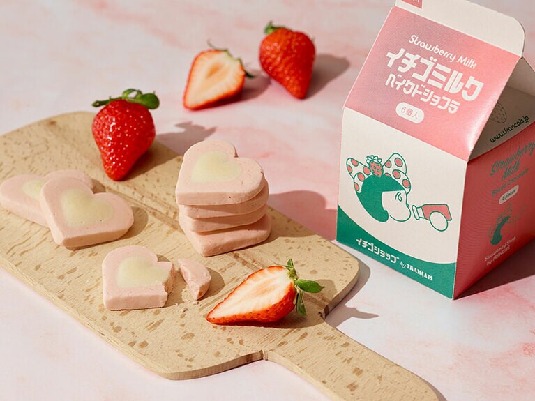 「イチゴミルクベイクドショコラ」6個入 778円、10個入 1,296円。ハートの形がかわいい2色のベイクドショコラ。相性ぴったりのローズの香りを練り込んだイチゴ風味のショコラ生地と、ミルク風味豊かなショコラ生地を組み合わせて、優しい口溶けの中に感じる2色のハーモニーを楽しめる。