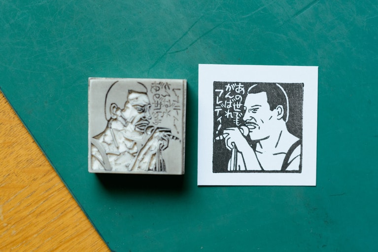 クイーンのボーカル、フレディ･マーキュリー。『ミュージック・マガジン』のえのきどいちろうさんのコラム連載の挿絵を担当しミュージシャンを彫ることも増えた。