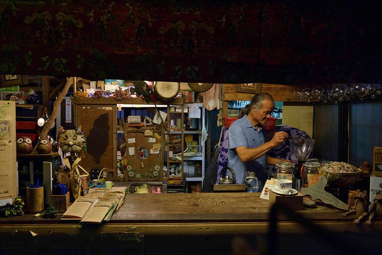 自然農法で育てたコーヒーを自家焙煎しサイフォンで淹れる。