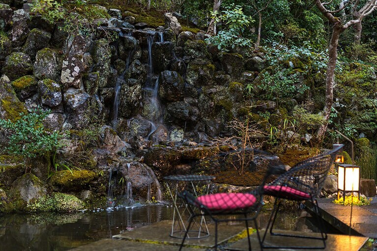 「水の庭」は、戦前戦後と京都で活躍した庭師・小島佐一氏が作庭した以前の姿に現代的なデザインを加えて復元したもの。