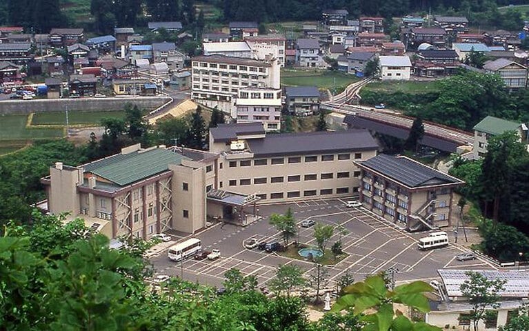ホテルゆのたに荘［新潟／折立温泉］全景。
