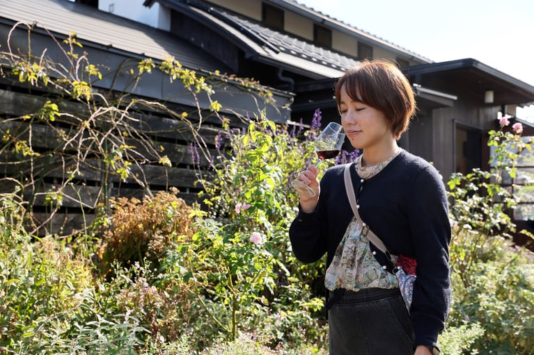 角田山麓の砂地は、ワイン用ぶどうの栽培に適しているそう。この一帯は冬の積雪も殆どなく、高い湿度はぶどうの樹や芽を守ってくれる。ワイナリーツアー（2,200円）は、2日前までの要予約。
