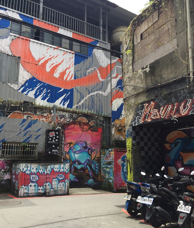 ビル前にある小さな物置にまで絵が施されています。