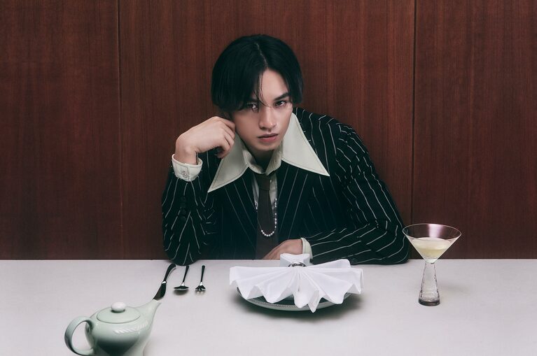 中島健人公式サイトより。こんなでっかい襟の服をスマートに着こなすセンスよ！