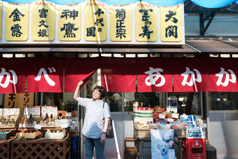 旦過青空市場に再建されたプレハブ建の赤壁酒店。