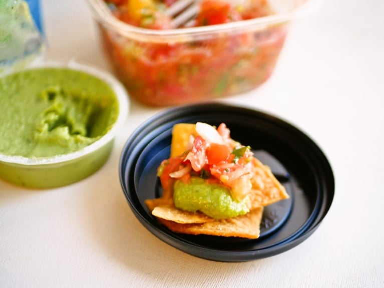 チップスにワカモレ、サルサをのせておつまみに。スパークリングワインにも相性最高。