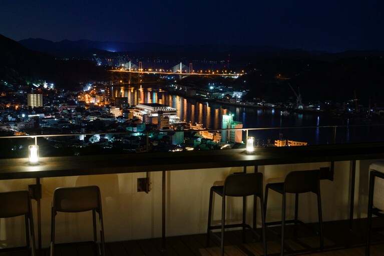 夜景を観ながらのカクテルは格別。